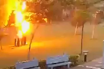 4 man overleven blikseminslag na schuilen onder boom