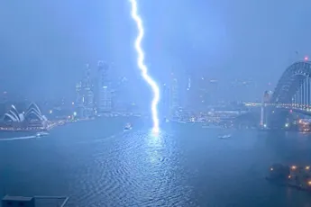 Bliksemschicht pakt zijn shine op iconische plek in Sydney