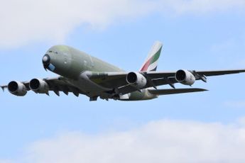 Laatst gebouwde Airbus A380 nam afscheid met een low-pass en wing wave
