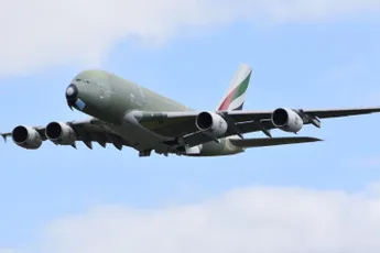 Laatst gebouwde Airbus A380 nam afscheid met een low-pass en wing wave