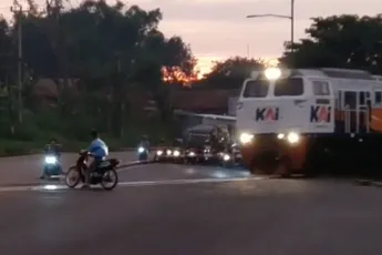 Gast op motortje is of doof of knettergek en schiet voor trein langs