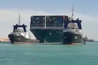 Het gigantische containerschip wat het Suezkanaal blokkeerde is los
