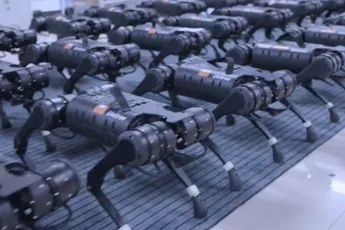 Chinese robotbouwer laat leger aan robothonden zien