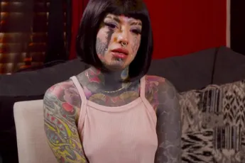 Sarah lijkt een beetje verslaafd aan de prikplaatjes