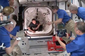 Astronauten van SpaceX Crew-2 missie aangekomen in het ISS