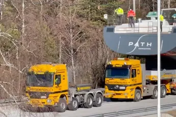 Superjacht op transport levert toch wel gaaf beeld op