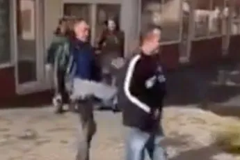 Zacht klein schopje bezorgd zatte vechtersbaas wel de overwinning