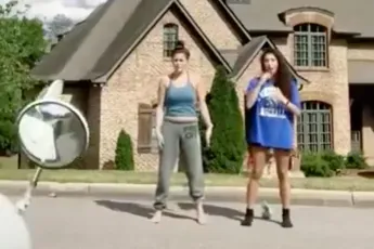 Postbode weet precies hoe je Tik Tok filmpje net even leuker maakt