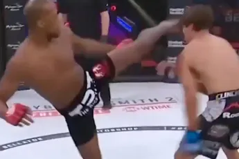 Michael ‘Venom’ Page breekt neus van tegenstander Derek Anderson met perfecte schop