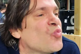 Hans Teeuwen geniet op een terrasje van al het moois wat voorbij komt