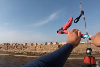 Kitesurfer raakte een beetje overmoedig en vervolgens een zeemuur