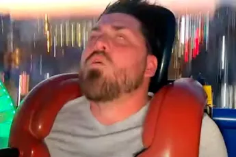 Gast verliest zijn nep tand tijdens SlingShot rit