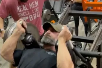 Volgens malle krachtpatser is er geen ruimte voor een lolletje in de sportschool