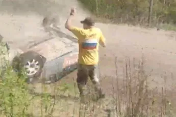 Ook vanuit een andere hoek kwamen  toeschouwers heel goed weg na rally crash