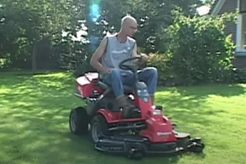 Freek zijn zitmaaier is een beest van een machine