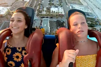 Nakita krijgt niet al te veel mee van haar Slingshot rit