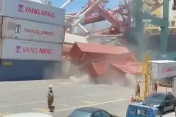 Containerschip ramt via containerschip containerkraan omver in Taiwan