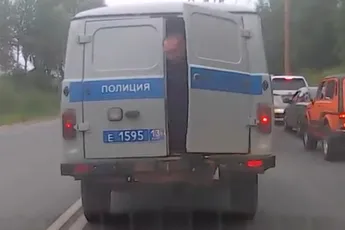  Arrestant in Saransk dacht de politie te slim af te zijn tijdens transport