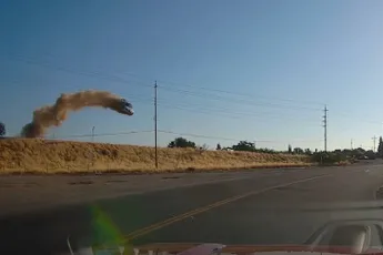 Auto maakt enorme sprong en crash in Yuba City, Californië
