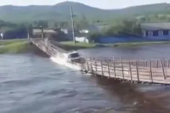 Russische chauffeur komt met de schrik vrij na instorten brug over wilde rivier
