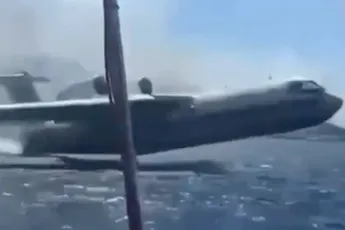 Russisch blusvliegtuig stijgt op naast bootje in Turkije