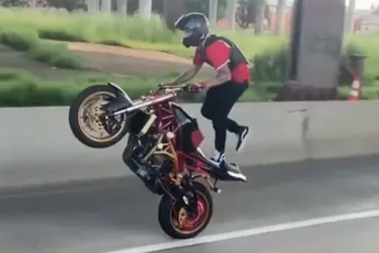 Na mans doen op de motorfiets ook een dijk van een eindshow inclusief vuurbal