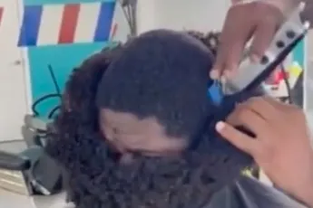 Boven mooi geschoren en direct een volle baard