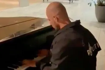 Agent in Breda kan verleiding niet weerstaan en speelt prachtig piano