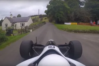 Alex Summers vliegt heuvel op met een Gould GR61x