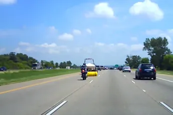 Losse lading laat biker vliegen