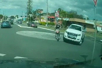 Anders laat je jezelf even om tikken op een rotonde