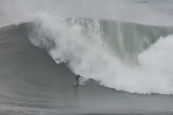 De pro’s laten zien wat ze kunnen op de mega golven van Nazaré