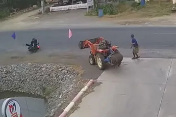 Vallende motorrijder tikt slipper van getuige af