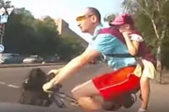 Renault tikt vader en dochter van fiets