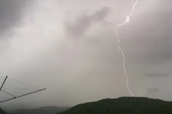 Noor wil graag onweer filmen en wordt op zijn wenken bediend