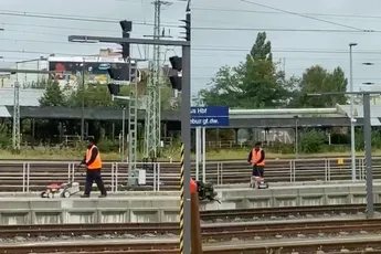 Lekker gewerkt pik: Keiharde werker maait gras station Duitse Cottbus