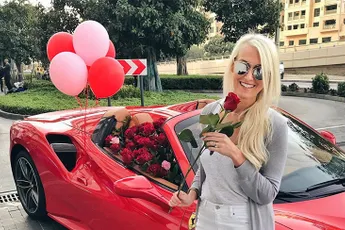 Chick krijgt Ferrari met bos bloemen voor Valentijnsdag