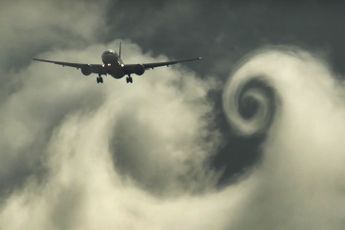 Wolken breken met 777 van Emirates