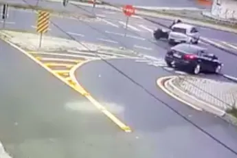 Fiat Uno omgooien met een Harley Davidson doe je zo