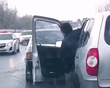 Heer in het verkeer helpt medeweggebruiker even