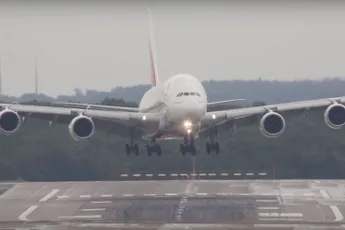 Airline porno: A380 crosswind landing in Düsseldorf