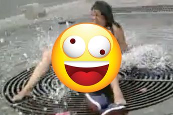 Zuid-Amerikaanse dame speelt wild in fontein