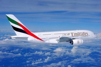 Emirates A380 vliegt onder helikopter door