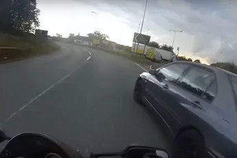 Instant Karma voor eikel Evo rijder