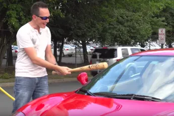 Ferrari Rob slaat raam aan gort met honkbalknuppel en dat was niet zo slim