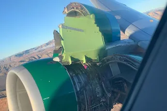 Toch even schrikken als een deel van de engine cover doei zegt