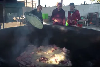 Plov bereiden in de grootste pan van Azië