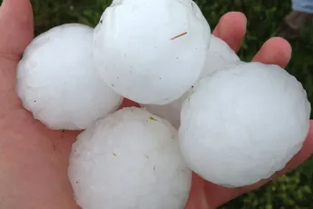 Golfballen van ijs op Braziliaanse golfbaan