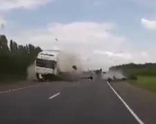 Kleine overleefd deze heftige crash in Voronezh