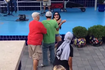 Irritant mannetje wil iets te graag dansen van met dame